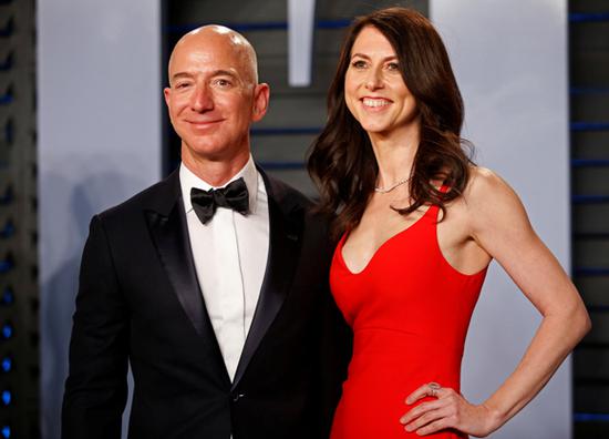 Amazon CEO Jeff and wife MacKenzie Bezos arrive at the 2018 Vanity Fair Oscar Party in Beverly Hills, California. (File photo/Agencies）
