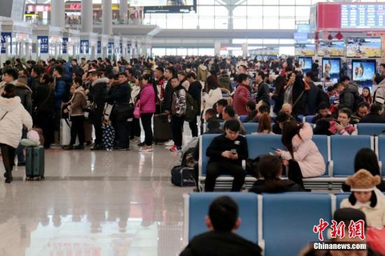 Passengers queue up in a railway station. (File photo/China News Service)