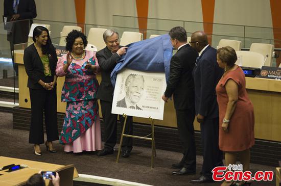 A new stamp of Nelson Mandela is unveiled during a United Nations General Assembly event on the occasion of Mandela Day at the UN headquarters in New York, on July 18, 2018. (Photo/China News Service)