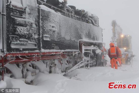 Heavy snow stops train in Germany