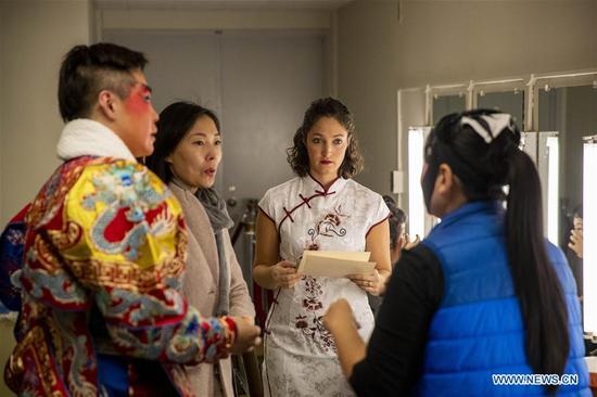 Carrie Feyerabend (2nd R) prepares with other performers before a performance at the State University of New York at Buffalo (UB) in Buffalo, New York State, the United States, on Nov. 16, 2018. (Xinhua/Wang Ying)
