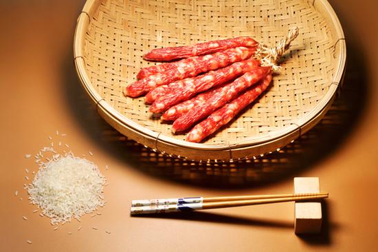 Rosy links of cured sausages are the harbingers of good cheer ushering in the new lunar year. (Photo by LU WEN/FOR CHINA DAILY)