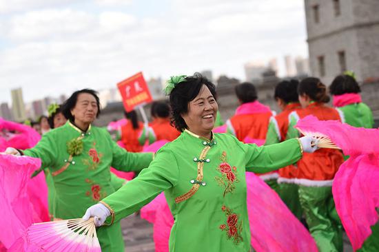 A team of senior dancers perform in Datong, North China's Shanxi province, on Oct 9, 2018. （Photo/Xinhua)