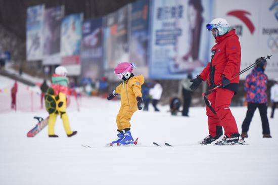 A child learns to ski at the Wanlong Ski Resort in Chongli district, Zhangjiakou, Hebei province, in November. China wants to train generations of winter sports enthusiasts. (CHEN XIAODONG/FOR CHINA DAILY)
