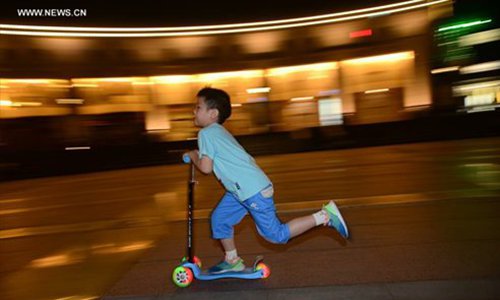 A child plays scooter at Binjiang Park in Hangzhou, capital city of East China's Zhejiang Province. (Xinhua/Yin Dongxun)

