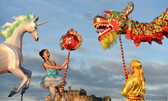 On the rooftop of the National Museum of Scotland, a mythical unicorn lantern lite up the early morning sky alongside a Chinese dragon to mark the launch of the Chinese New Year Edinburgh festival. (Photo provided to chinadaily.com.cn)