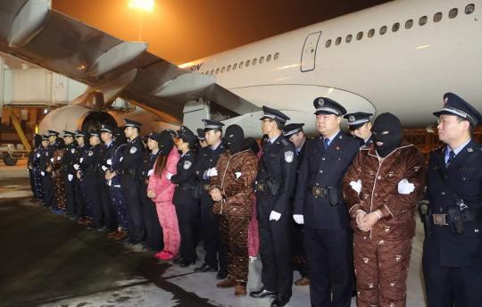 Telecom and internet fraud suspects are brought back to China from Laos at Xinzheng International Airport in Zhengzhou, Henan province, on Friday. A total of 191 suspects were repatriated, the Ministry of Public Security said. (QIU QI/FOR CHINA DAILY)