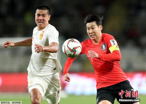 Chinese play and South Korean player contend in the the group match of 2019 Asian Cup at Al Nahyan Stadium in Abu Dhabi, Jan. 16, 2019. (Photo/Osports)