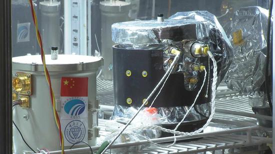 Scientists have set up two identical payloads, one on the Moon and another on the Earth, which work simultaneously. ‍/CGTN Photo