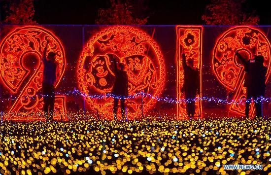 Tourists visit a lantern fair welcoming the new year in Handan, north China's Hebei Province, Dec. 31, 2018. (Xinhua/Wang Xiao)