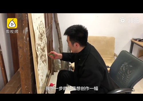A first-year graduate student uses a cigarette lighter to paint in Jiangxi Province. (Screenshot photo)