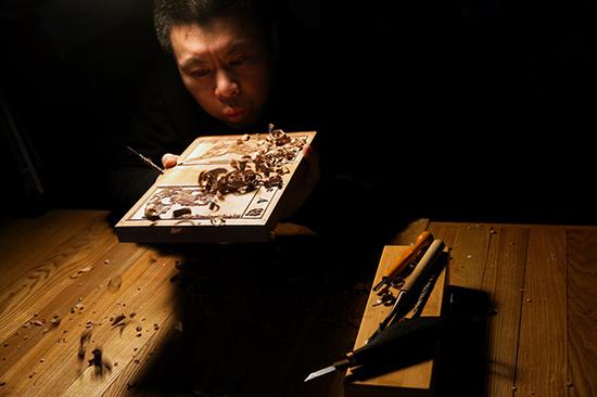 Sun Yibo is among six new-generation artisans at the New Year pictures society that seeks to safeguard the endangered craftsmanship. (PHOTO/CHINA DAILY)