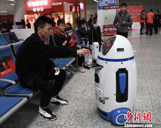 A robot offers services at the Hangzhou East Station, Zhejiang Province.  (Photo/China News Service)