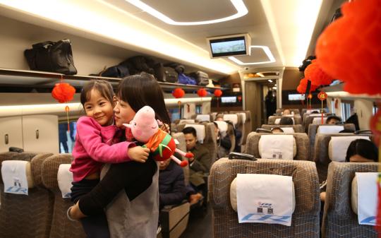 Passengers are seen on the train G4215 on Jan 21, 2019. (Photo by Zou Hong / chinadaily.com.cn)