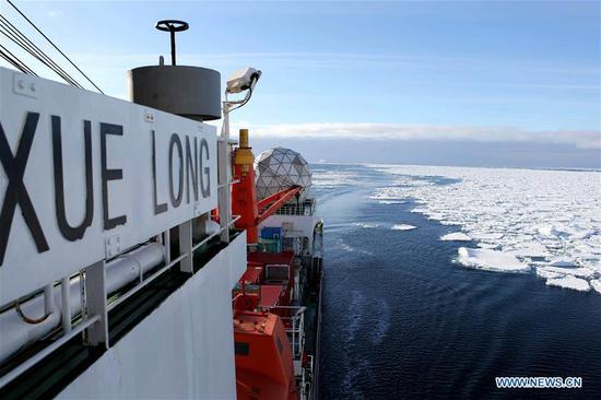 China's research icebreaker Xuelong travels between sheets of floating ice in the Southern Ocean, Nov. 25, 2018. (Xinhua/Liu Shiping)