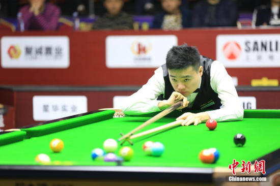 Chinese snooker player Ding Junhui tries 8-ball pool. (File photo/China News Service)