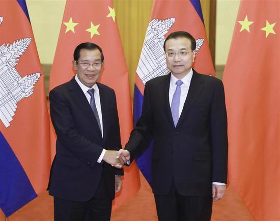Chinese Premier Li Keqiang (R) holds talks with visiting Cambodian Prime Minister Samdech Techo Hun Sen at the Great Hall of the People in Beijing, capital of China, on Jan. 22, 2019. (Xinhua/Pang Xinglei)