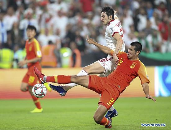 Liu Yiming (R) of China vies with Sardar Azmoun of Iran the 2019 AFC Asian Cup quarterfinal match between China and Iran in Abu Dhabi, the United Arab Emirates, on Jan. 24, 2019. (Xinhua/Cao Can)