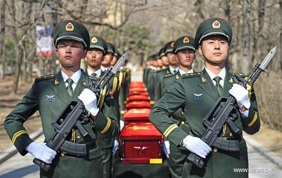 Soldiers escort coffins containing the remains of Chinese soldiers killed in the 1950-53 Korean War during a burial ceremony at the Cemetery of Revolutionary Martyrs in Shenyang, Northeast China's Liaoning province, March 29, 2018. (Photo/Xinhua)