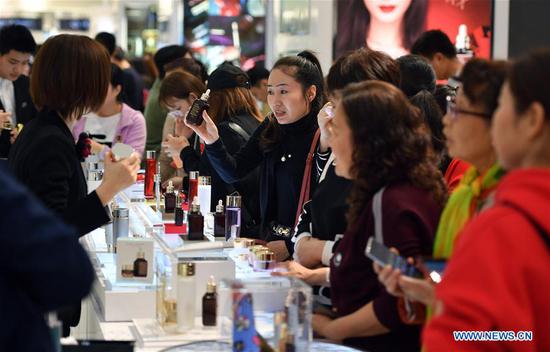 Customers select goods at the newly opened duty free shop in Haikou, capital of south China's Hainan Province, Jan. 19, 2019. (Xinhua/Guo Cheng)