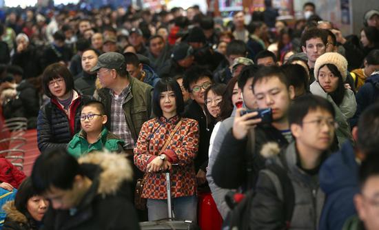 Passengers wait at Beijing West Railway Station on Jan 21, 2019. [Photo by Zou Hong/chinadaily.com.cn] 