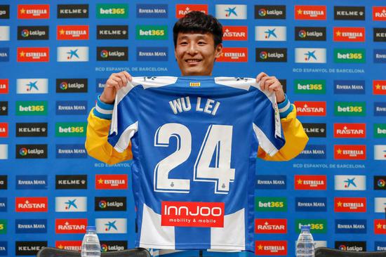 Espanyol's new Chinese forward Wu Lei holds his new jersey during his official presentation by RCD Espanyol in Barcelona, Catalonia, on Jan 29, 2019. (Photo/Xinhua)