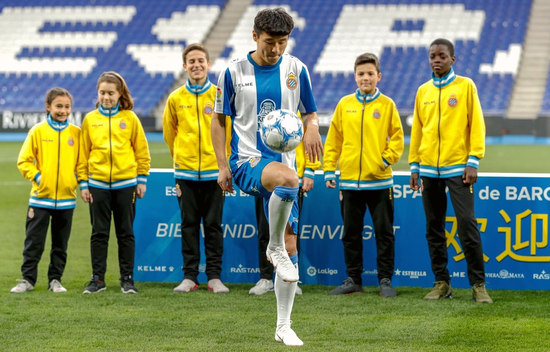 Espanyol's new Chinese forward Wu Lei controls a ball during his official presentation at the RCDE Stadium in Barcelona, Catalonia, on Jan 29, 2019.   (Photo/Xinhua)