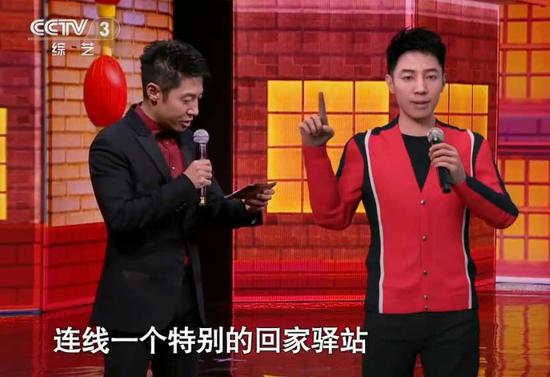 The AI gala host (R) steals the show from Benny Sa (L). /Screenshot from CCTV