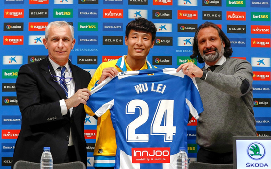 Wu Lei (C) poses with his new jersey with Espanyol vice president Carlos Garcia Pont (L) and football director Francisco Rufete (R) during his official presentation by RCD Espanyol at the RCDE Stadium in Barcelona, Catalonia, on Jan 29, 2019.(Photo/Xinhua)