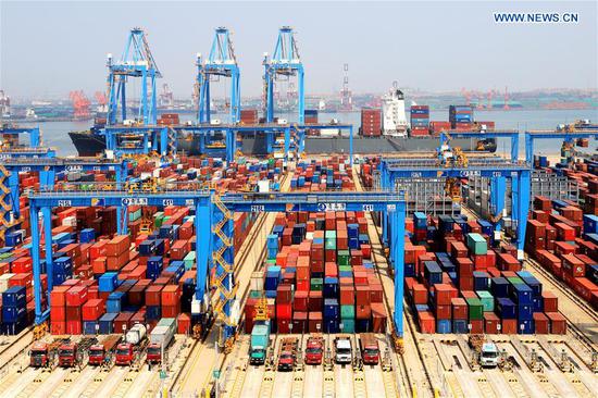 Photo taken on May 16, 2018 shows an automatic container dock in Qingdao, east China's Shandong Province. (Xinhua/Wang Peike)