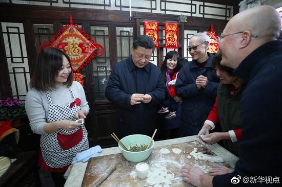 Xi Jinping (L2) makes dumplings with residents in downtown Beijing, February 1, 2019. /Xinhua Photo