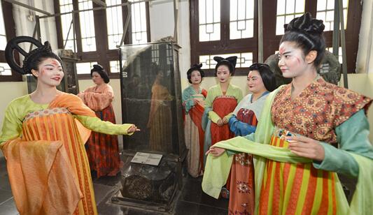 Tang Dress models inside the Xi'an Stele Forest Museum. (Photo provided to chinadaily.com.cn)