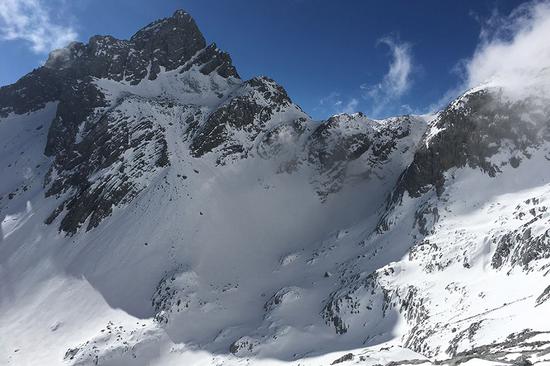 Yulong Snow Mountain, located in Lijiang, Southwest China's Yunnan province, is the southernmost glacier in the northern hemisphere. The snow-capped and fog-enveloped peaks look like a jade dragon in the clouds from the old town of Lijiang. (PHOTO BY CHEN MEILING/CHINA DAILY)