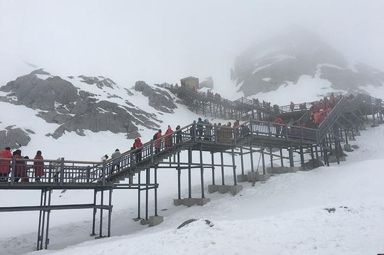The high altitude, thin air and low temperature of the Yulong Snow Mountain make it a challenge for tourists to climb. (PHOTO BY CHEN MEILING/CHINA DAILY)