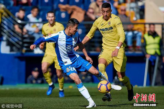 Wu Lei kicks the ball during the La Liga clash between Villarreal and Espanyol at Estadio de la Ceramica on Feb. 3, 2019. (Photo/IC)