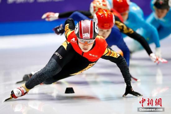 A short-track speeding skating race is held in Beijing, Jan. 12， 2019. （Photo/China News Service）