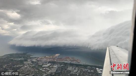 A storm cloud is seen from a plane in Sydney, Australia, on Friday. This still image is taken from a video obtained from social media on Saturday.  (Photo/Agencies)