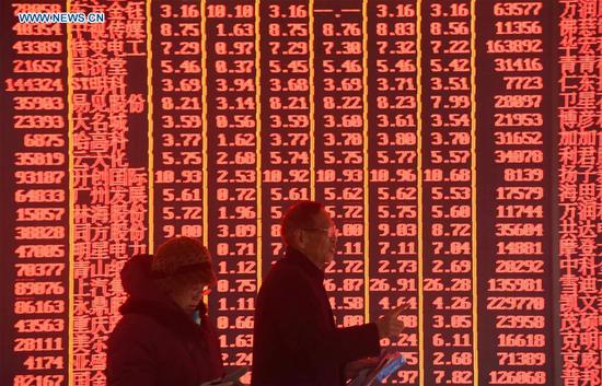 Investors are seen at a stock exchange in Hangzhou, east China's Zhejiang Province, Feb. 11, 2019, the first trading day of the Year of the Pig. China's major stock indices ended notably higher Monday as investors greeted the Year of the Pig in China's lunar calendar with bullish sentiment. The benchmark Shanghai Composite Index closed 1.36 percent higher at 2,653.9 points while the Shenzhen Component Index surged by 3.06 percent to close at 7,919.05 points. (Xinhua/Long Wei)