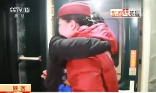 Hao Kang and Lei Jie hug each other tightly on the train. (Screenshot photo/CCTV)
