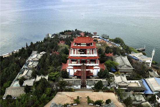 Tianjing Pavilion at Erhai Lake. (Photo by He Dengping/For China Daily)