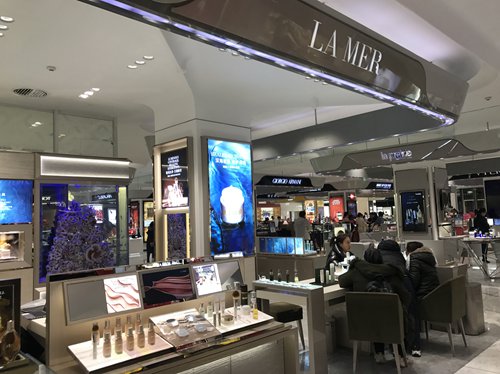 Consumers shop at a La Mer store in Beijing's Chaoyang district on Tuesday. （Photo: Li Xuanmin/ GT）