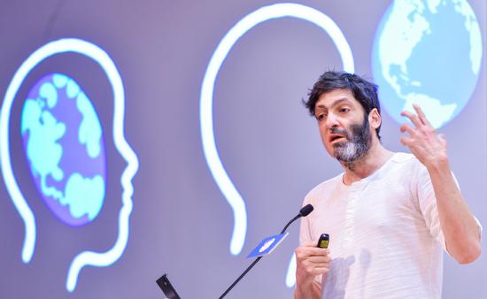Dan Ariely delivers a speech at Fudan University in January. (Photo provided to chinadaily.com.cn)