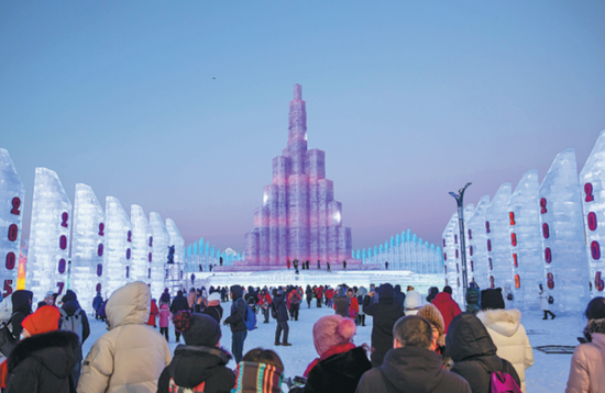 Tourists from home and abroad visit Harbin Ice and Snow World in the capital of Heilongjiang province. (Photo/China Daily)