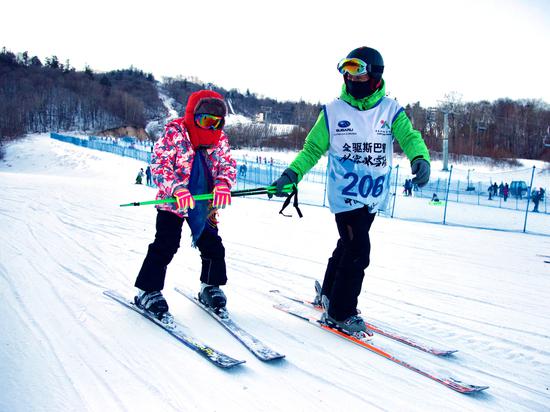 A tourist learns how to ski at a ski resort in Yabuli, Shangzhi city, Heilongjiang province, Jan 31, 2019. (Photo/Xinhua)