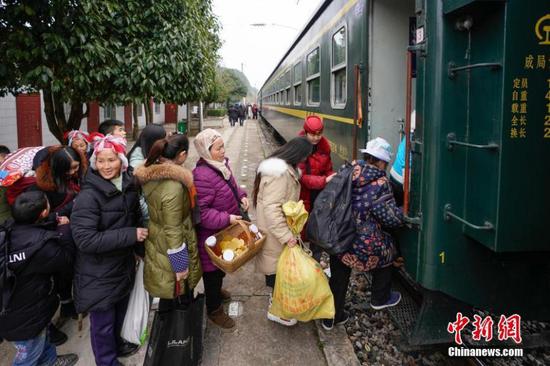 Passengers wait to board a train to Guiyang City, Guizhou Province, Jan. 17, 2019.  (Photo: China News Service/He Junyi)