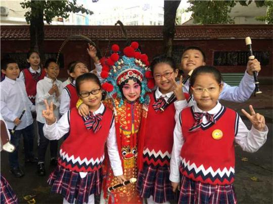 Sun Ruihan (second from left) poses for a photo with her classmates after a performance at school on Sept 30, 2018. (Photo provided to chinadaily.com.cn)