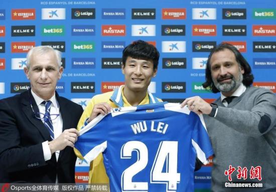 Espanyol's new Chinese forward Wu Lei (C) holds his new jersey during his official presentation by RCD Espanyol in Barcelona, Catalonia, on Jan 29, 2019. (Photo/Osports)