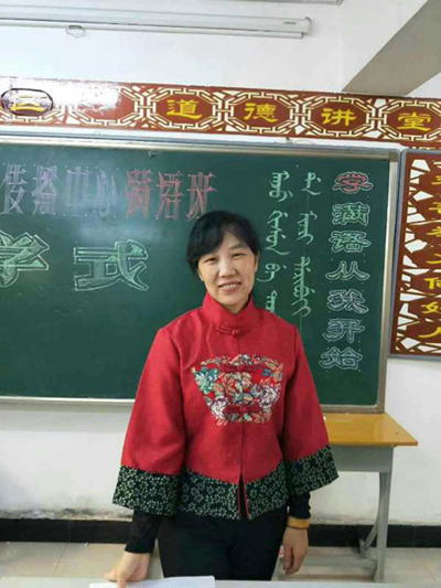 Yan Wenyun in the classroom for her Manchu language course in Harbin, Heilongjiang province. (PHOTO PROVIDED TO CHINA DAILY)
