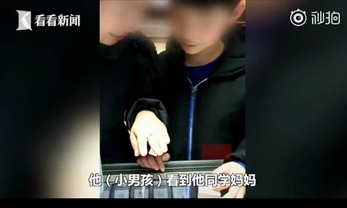 A boy wants to buy a diamond ring for his mother. (Screenshot photo/Kankan News)

