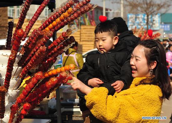 Tanghulu sold during activity to greet upcoming Lantern Festival in north China's Hebei